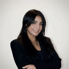 Laura Sofía Cruz Moreno smiling at the camera against a white background.